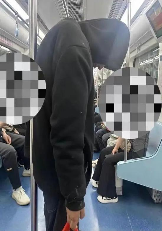 <b>西安地铁黑衣男子引关注！已被警方带走？</b>
