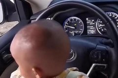<b>真坑！陕西一家长让1岁多孩子开车，还拍短视频传播</b>
