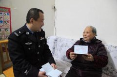 <b>受伤老人补办身份证，西安民警把她抱进户籍室</b>