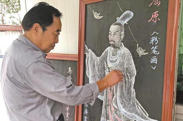 <b>咸阳退休校长创作粉笔画成“网红” 从小对美术感兴趣</b>