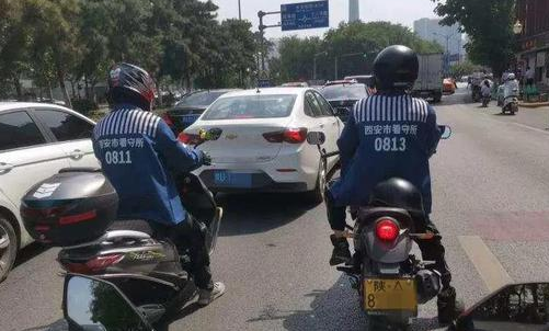 <b>西安两男子穿“囚服”骑摩托上街，警方回应</b>
