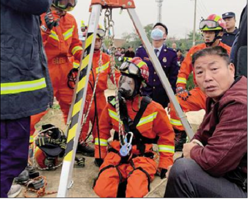 <b>西安65岁女子坠入15米深井 消防员连续4次下井将其救出</b>