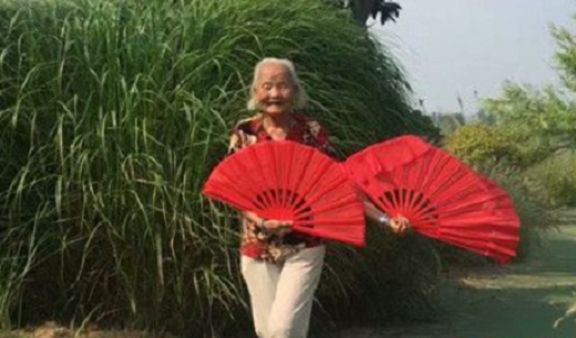 <b>韩城94岁老奶奶每月坚持爬一次象山 不仅舞剑还能绣花</b>