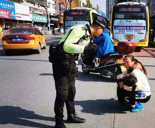 <b>安康街头儿童受伤昏迷 汉滨铁骑队员4分钟开道送医</b>