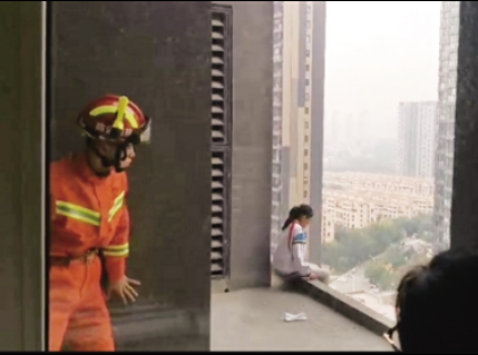 <b>危急时刻他们挺身而出 消防员25楼救下轻生女孩</b>