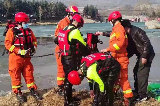 <b>游客被困孤岛，陕西消防员-6℃冰河徒手破冰救人</b>