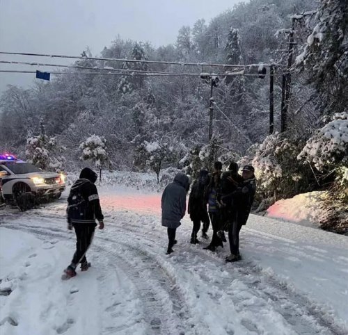 <b>大雪致6名湖北游客被困山中！安康汉阴公安紧急救助脱险</b>