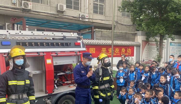 <b>消防入校园 咸阳市联盟小学举行春季消防安全演练活动</b>