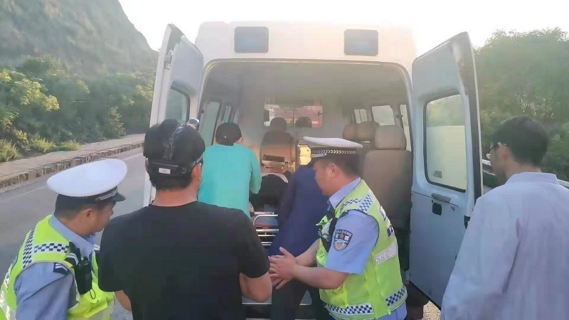 <b>三辆货车连环相撞 府谷交警施救被困司机</b>