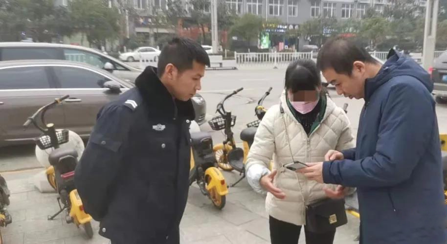 <b>来不及解释 汉中民警一把“夺”下手机保住10万元</b>