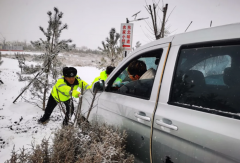 <b>雪天路滑车辆遇困 榆林交警暖心救助</b>