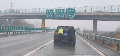 <b>多条高速路段积雪结冰 咸阳交警启动“雪停路净”确保安全出行</b>