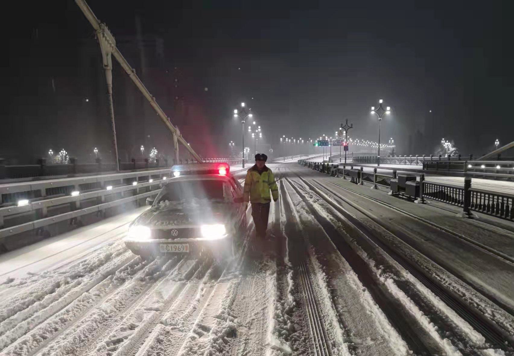 <b>渭滨交警强化雪天路面管控 消除隐患保畅通</b>