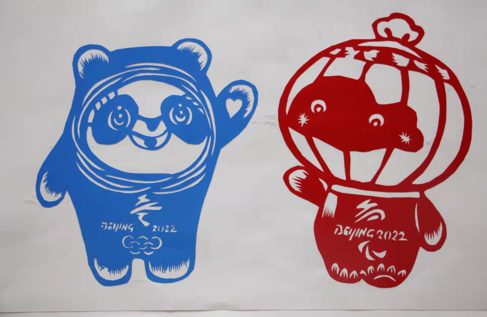 铜川一退休干部巧手剪纸祝贺2022年北京冬奥会成功举办
