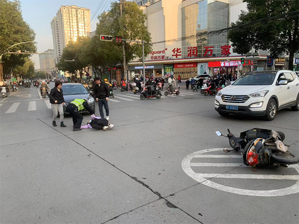 <b>小车与电动车相撞 汉中交警启用“警医合作”迅速救治事故伤员</b>