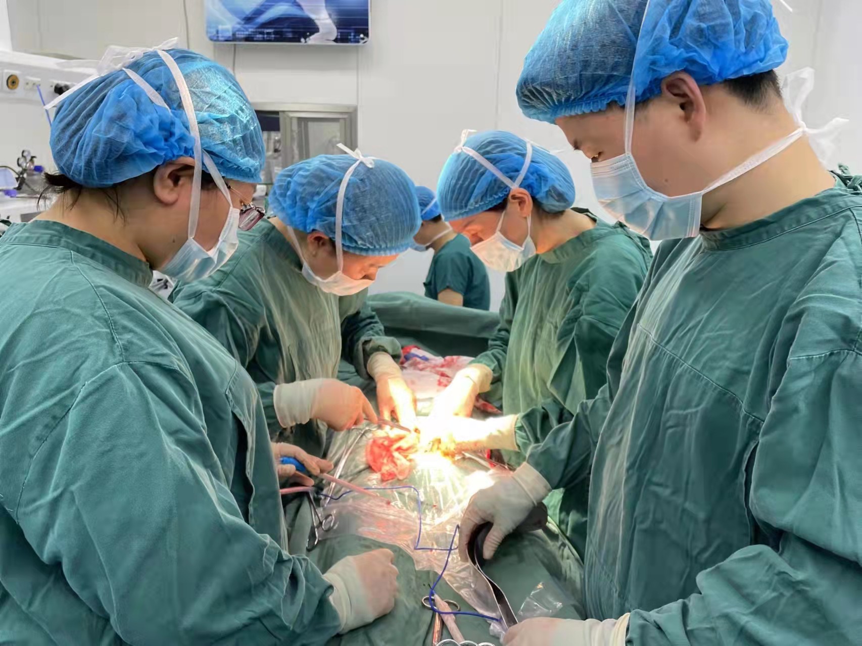 <b>汉滨区第一医院妇科成功为83岁老人切除盆腹腔巨大肿瘤</b>