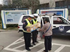 <b>铜川市公安局交警三大队化身快递小哥 20分钟为患者送去药品</b>