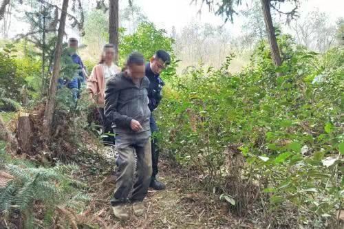 <b>七旬老人被困土坑40余小时 警民联手成功营救</b>