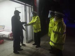 <b> 铜川市公安交警二大队连夜为患儿送来“救命药”</b>