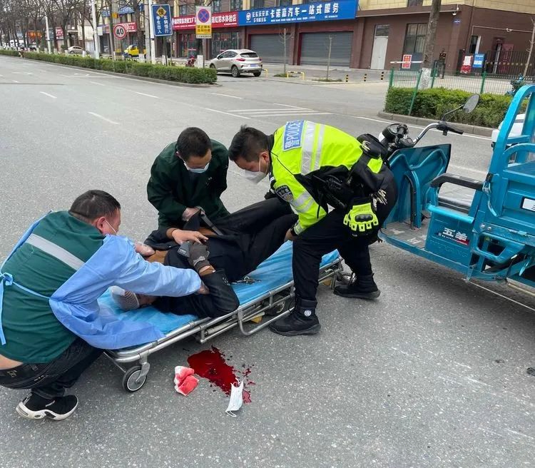 <b>疫情保供果蔬配送员电动车侧翻 汉中交警开启紧急救援</b>