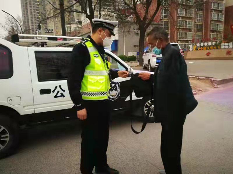 <b>疫情防控有温情 铜川交警化身司机护送市民就医</b>