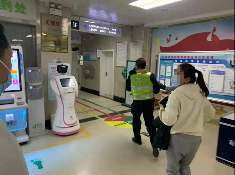 <b>男孩高速突发疾病 咸阳交警救助脱离危险</b>