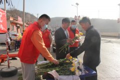 <b>发放鲜花2000余枝 府谷孤山镇鲜花换火种 助群众平安过清明</b>