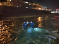 两名儿童不慎落水 延长民警火速救援