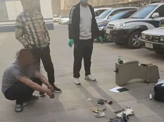 <b>扫完墓发现车被砸 宝塔公安9小时侦破砸车盗窃案</b>
