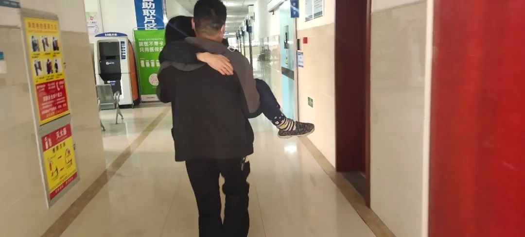 洋县一留守孤寡老人摔伤致骨折 驻村书记送医解危难
