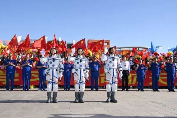 <b>神舟十四号载人飞船发射取得圆满成功</b>