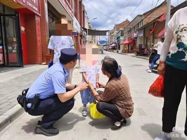 走失小男孩路边哭泣 商洛民警买零食哄娃帮找亲人