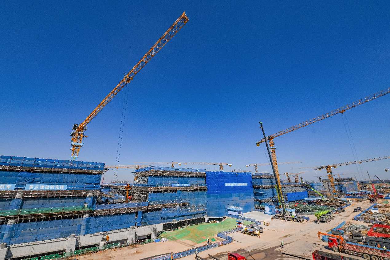 <b>西安咸阳国际机场三期扩建工程提前一个月实现封顶</b>