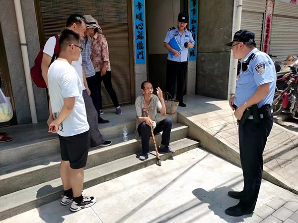 <b>商洛八旬老人不慎摔倒路边 民警及时救助</b>