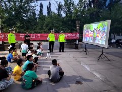 <b>府谷公安交警送“电影下乡” 助村民学习交通安全知识</b>