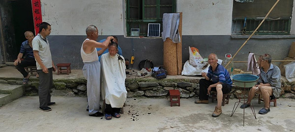 <b>暖！商洛北宽坪镇组织理发师上门为困难留守、五保老人免费理发</b>