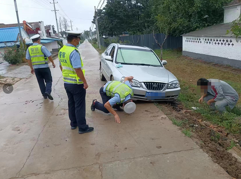 <b>雨天路滑车辆陷入路边泥坑 长武交警暖心救助脱困</b>