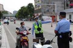 <b>汉中西乡严查驾乘摩托车、电动自行车 6个多小时处罚1000余人</b>
