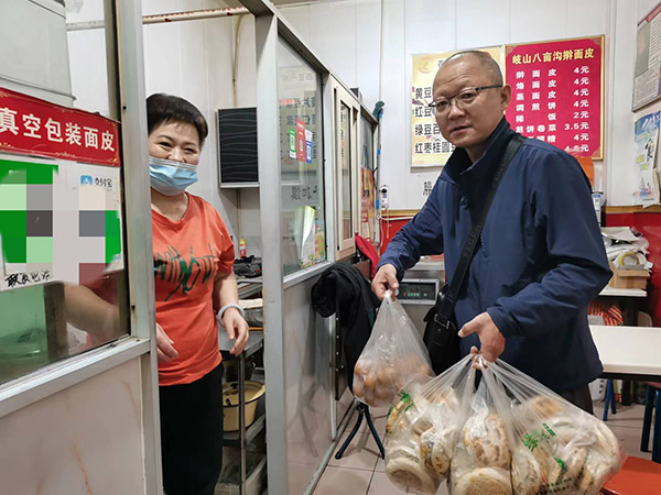 <b>早餐有着落了！宝鸡爱心门店为渭工路社区“防疫人”早起下厨</b>