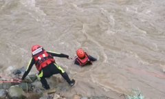 <b>河水上涨！男子被困河道中间，汉中公安紧急救援</b>