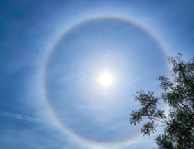 <b>咸阳上空出现日晕奇观！太阳登场自带“彩虹光环” </b>