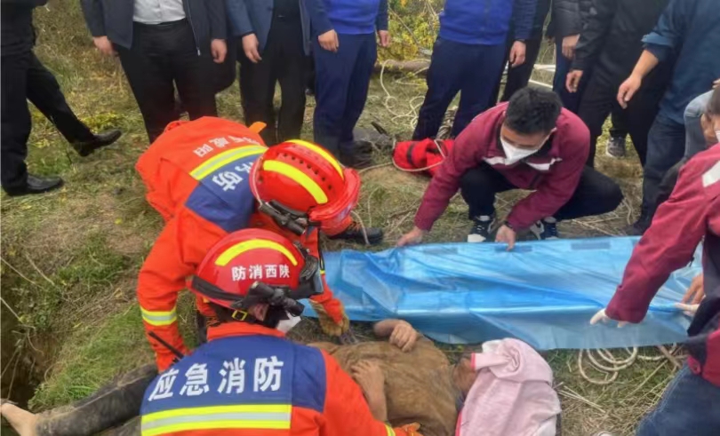 <b>咸阳乾县公安多警联动急搜寻 落井老人被困六日终获救</b>