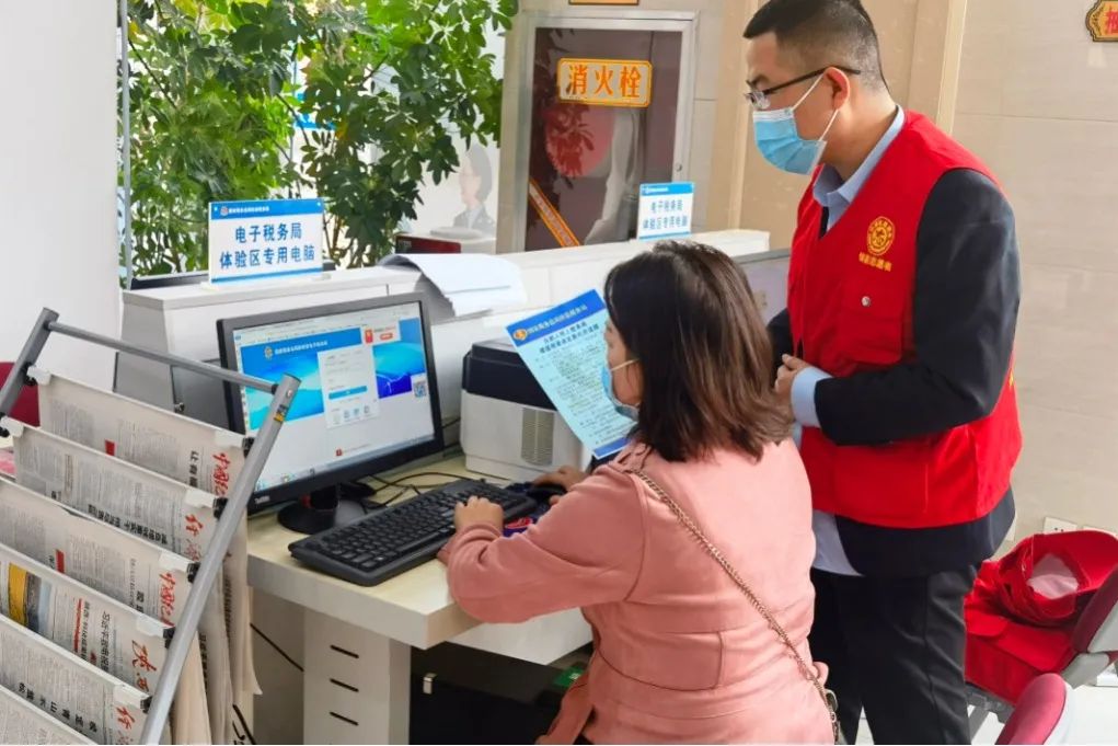 <b>佳县税务局开展“新的组合式税费支持政策宣传辅导”志愿服务活动</b>