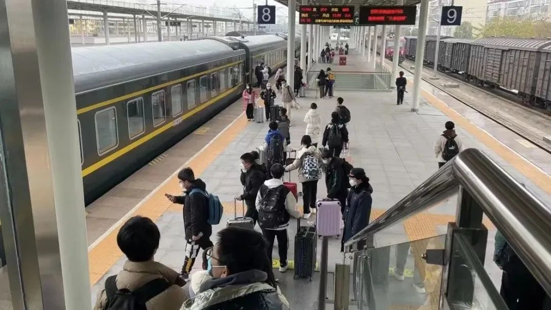 <b>汉中火车站开设学生专列 助陕北方向学子点对点返乡</b>
