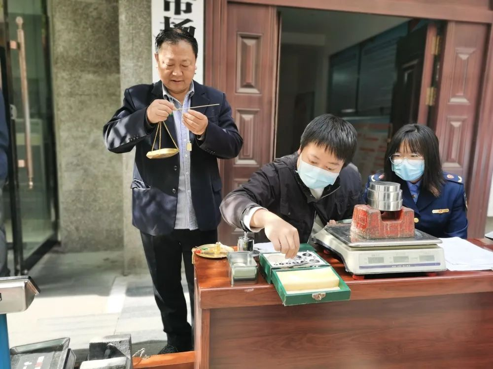 <b>镇坪县市场监管局：以“四个结合”为突破，持续推进作风建设</b>