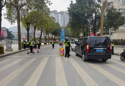 <b>对违法“零容忍”！汉中略阳交警开展交通违法整治行动 保道路安全畅通</b>