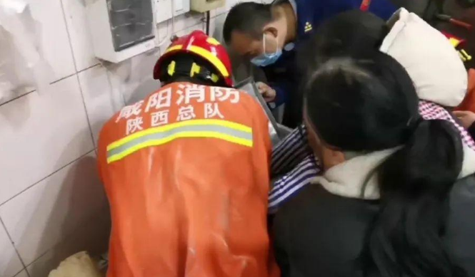 <b>看着都疼！咸阳女子操作压面机突发意外 整个右手被“咬住”</b>