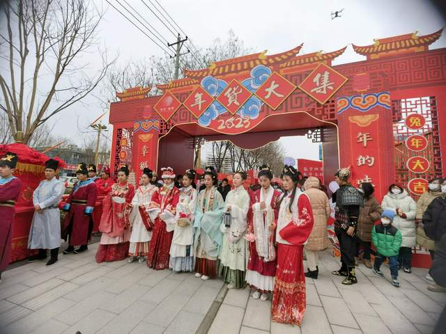 高陵区“幸福高陵·年的味道”年货大集暖心开市