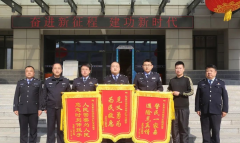 熊孩子逛景区戳伤眼睛 咸阳民警飞速送往医院，脱离危险