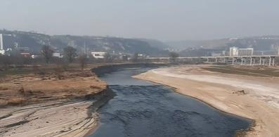 <b>泾河一水段变“黑水”，河床有煤渣沉积？官方初步确定为煤矿井下水外溢</b>